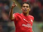 striker-sevilla-carlos-bacca-cetak-gol_20150623_034809.jpg