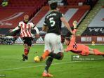 striker-sheffield-united-david-mcgoldrick-kiri-menembak-untuk-mencetak-gol.jpg