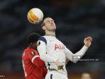 striker-spurs-gareth-bale-saat-berhadapan-dengan-pemain-antwerp.jpg
