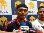 striker-timnas-indonesia-dendy-sulistyawan-tengah-bersama-dengan-marc-klok-2.jpg