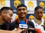 striker-timnas-indonesia-dendy-sulistyawan-tengah-bersama-dengan-marc-klok.jpg