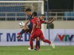 striker-timnas-u-23-thailand-supachai-jaided-kiri-diapit-dua-pemain-timnas-u-23-indonesia.jpg
