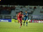 striker-timnas-u23-indonesia-ramadhan-sananta-menendang-bola.jpg