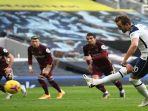 striker-tottenham-hotspur-harry-kane-cetak-gol-penalti-lawan-leeds-united.jpg
