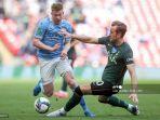 striker-tottenham-hotspur-inggris-harry-kane-kanan-bersaing-dengan-kevin-de-bruyne.jpg
