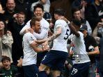 striker-tottenham-hotspur-inggris-harry-kane-kiri-merayakan-dengan-rekan-satu-timnya.jpg