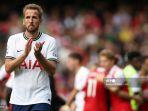 striker-tottenham-hotspur-inggris-harry-kane-memberi-tepuk-tangan-kepada-para-penggemar.jpg