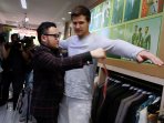 stuart-colin-fitting-baju-pengantin_20150415_182033.jpg
