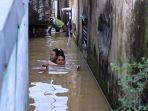 suami-evakuasi-istrinya-yang-tengah-hamil-tua-keluar-dari-banjir-setinggi-leher-di-bandung.jpg