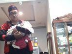 suami-mendiang-lina-mantan-istri-sule-tedy-pardiyana-saat-menggendong.jpg