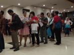 suasana-antrean-saat-malam-hari-jelang-penutupan-tax-amnesty_20160930_235825.jpg