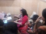 suasana-aparat-dinas-kesehatan-dan-bareskrim-saat-me_20170712_161706.jpg