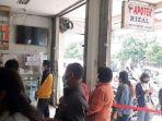suasana-apotek-rizal-di-jalan-mayor-okn.jpg