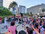 suasana-christmas-carol-di-depan-hotel-grand-hyatt.jpg