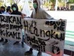 suasana-demonstrasi-di-depan-gedung-rektorat-pnk-penfui-kota-kupang.jpg