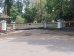 suasana-depan-gerbang-istana-batu-tulis-nih3.jpg
