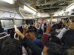 suasana-di-dalam-krl-pada-kamis.jpg