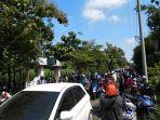 suasana-di-depan-tpu-muslim-di-desa-wonosari-polokarto-minggu.jpg
