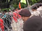 suasana-di-luar-ruang-sidang-ahok_20170307_153443.jpg