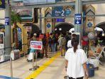 suasana-di-pintu-keberangkatan-stasiun-senen-pada-h2-lebaran.jpg