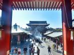 suasana-di-pintu-masuk-kuil-kannon-asakusa-jepang_20151101_104758.jpg