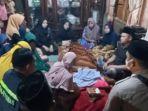suasana-di-rumah-duka-salah-satu-korban-meninggal-dunia-akibat-tertimbun-longsor.jpg
