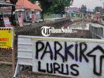 suasana-di-sekitar-viaduk-gilingan-kawasan-tersebut-jadi-sorotan-karena-ada-parkir-liar.jpg
