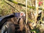 suasana-di-tkp-mobil-terjun-ke-jurang-di-desa-riti-kecamatan-nangaroro-kabupaten-nagekeo.jpg