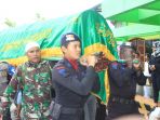 suasana-duka-mengiringi-pemberangkatan-jenazah-almarhum-anumerta-bripka-firman_20171115_200303.jpg