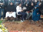 suasana-haru-mengiringi-pemakaman-italia-chandra-kirana-putri_20170613_151152.jpg