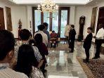 Suasana Haru Warnai Kedubes Vatikan, Umat Katolik Tuliskan Doa dan Pesan Untuk Paus Fransiskus