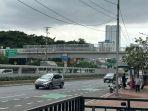 suasana-jalan-gatot-subroto-tepat-di-depan-gerbang-masuk-polisi-siapkan-alih-arus-saat-demo.jpg