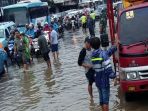 suasana-jalan-jatinegara-barat-yang-tergenang-air_20170216_125105.jpg