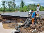 suasana-jalan-yang-dirusak-warga-untuk-menghindari-banjir.jpg