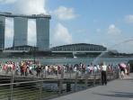 suasana-kawasan-merlion-park-di-singapura-yang-selalu-ramai_20160722_141052.jpg