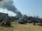 suasana-kebakaran-14-kapal-motor-di-alur-sungai-silugonggo-bakaran-juwana-pati_20170715_170053.jpg