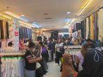 suasana-lapak-baju-impor-bekas-vvvv.jpg