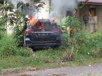 suasana-mobil-fortuner-saat-dibakar-massa.jpg