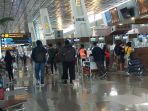suasana-para-penumpang-di-bandara-soetta-jakarta_20211104_160714.jpg