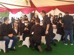 suasana-pemakaman-almarhum-elisye-widya-katere.jpg