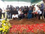 suasana-pemakaman-italia-chandra-kirana-putri-22-di-tpu-selapajang_20170613_145757.jpg