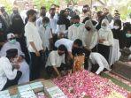 suasana-pemakaman-jenazah-rinaldi-di-tpu-nologaten.jpg
