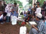 suasana-pemakaman-korban-pembunuhan-yang-dilakukan-seorang.jpg