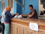 suasana-pembagian-daging-kurban-di-kantor-manajemen-arema_20150925_001337.jpg