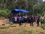 suasana-pembongkaran-makam-mr-x-diduga-iwan-sutrisman.jpg