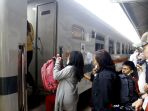 suasana-pemudik-h-7-lebaran-di-stasiun-pasar-senen-jakarta_20230416_141042.jpg
