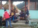 suasana-pencarian-korban-andrey-voytech-di-pos-pendakian_20180401_225036.jpg