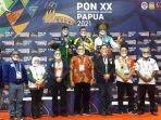 suasana-pengalungan-medali-dari-cabang-olahraga-gulat-pon-papua.jpg