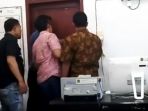 suasana-penggerebekan-kantor-dinas-kebersihan-kota-medan_20161119_105711.jpg