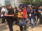 suasana-penukaran-tiket-pembukaan-asian-games-2018_20180817_152153.jpg